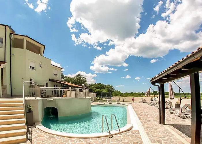 1 Bedroom Stunning In Πούλα