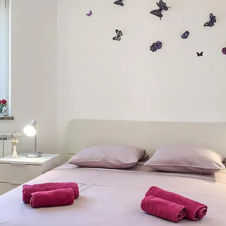 1 Bedroom Stunning In Apartment *