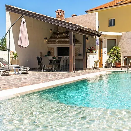 Front In With Swimming Pool *