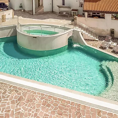 Lejlighed Front In With Swimming Pool