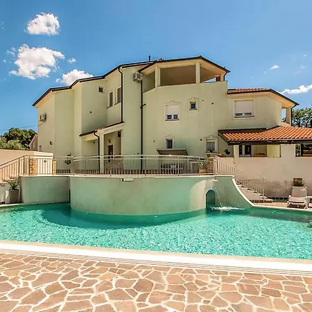 Front In With Swimming Pool Pula