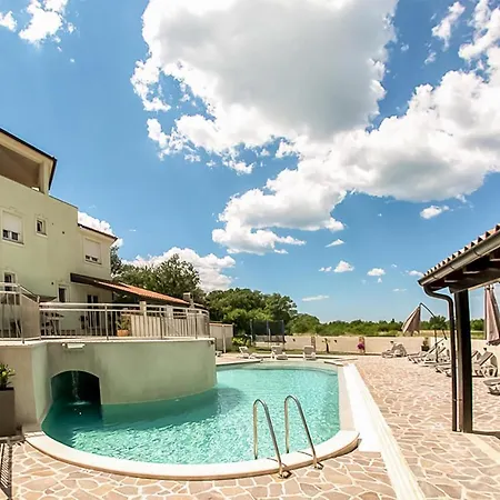 Front In With Swimming Pool Pula