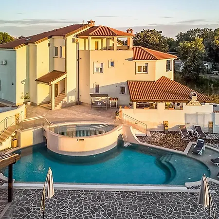 Lejlighed Front In With Swimming Pool